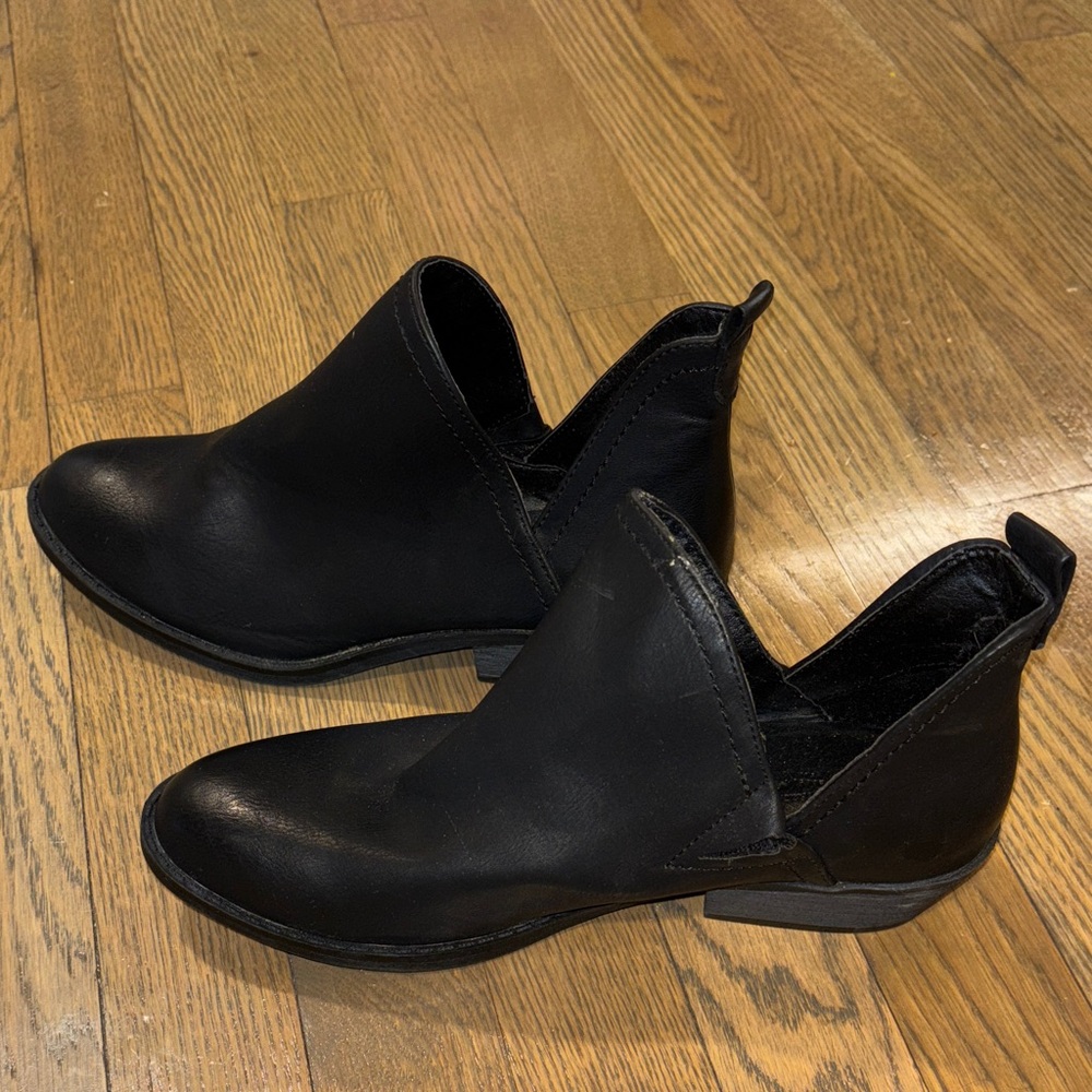 Universal Thread Black Ankle Boots